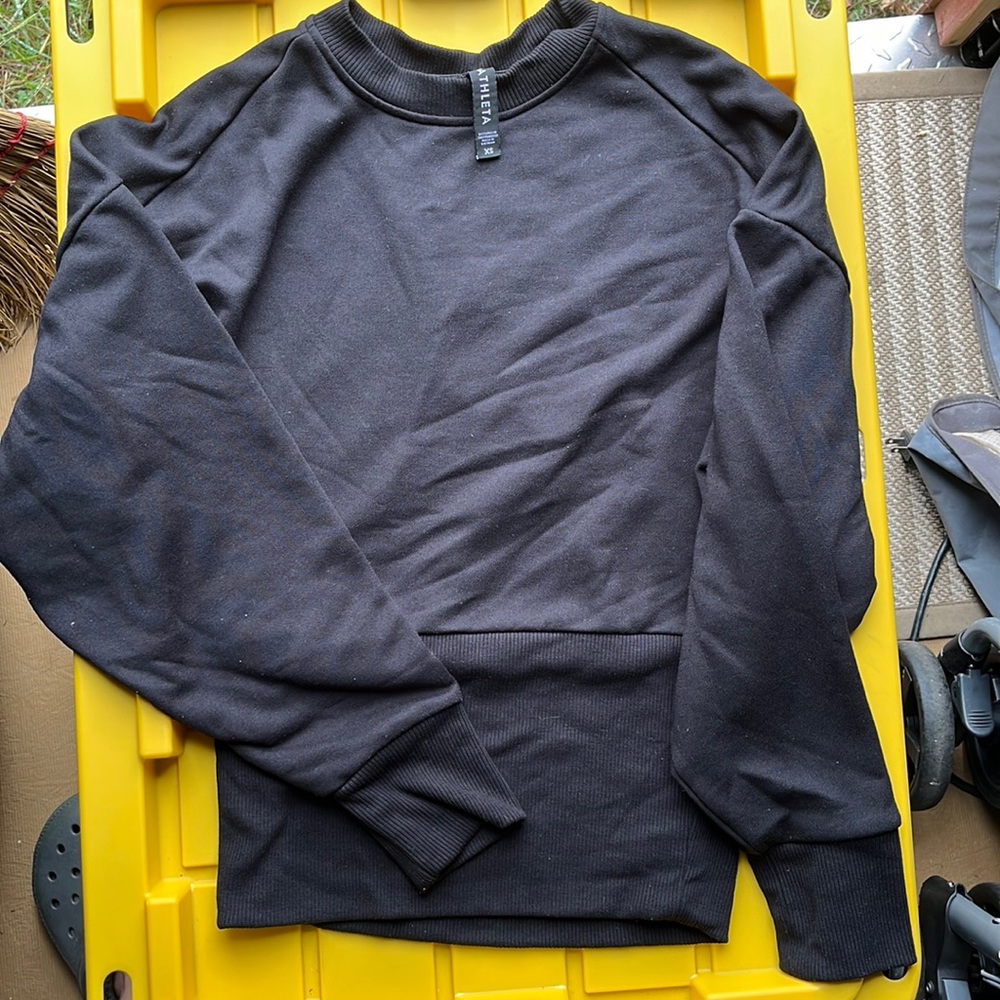 Women’s black Athleta fitted waist sweatshirt.size xs